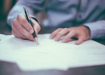 Darowizna czy zapis w testamencie - co bardziej się opłaca?